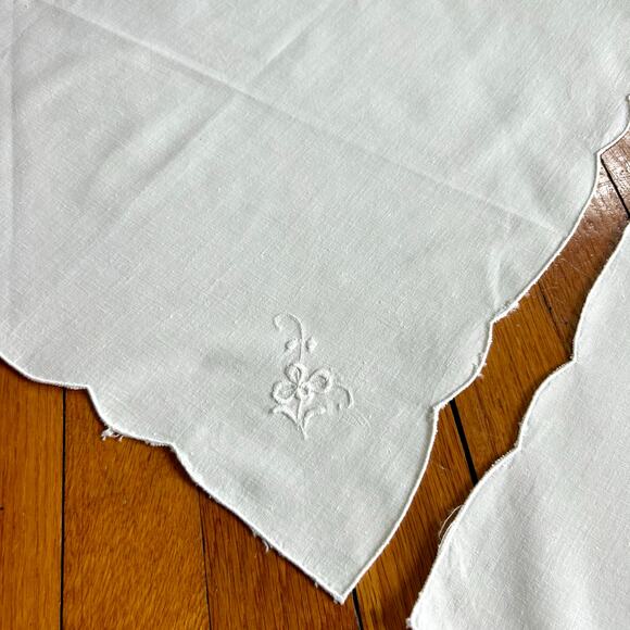 Vintage White Embroidered Cloth Napkins Set of 4 with Scalloped Edges - Picture 10 of 11